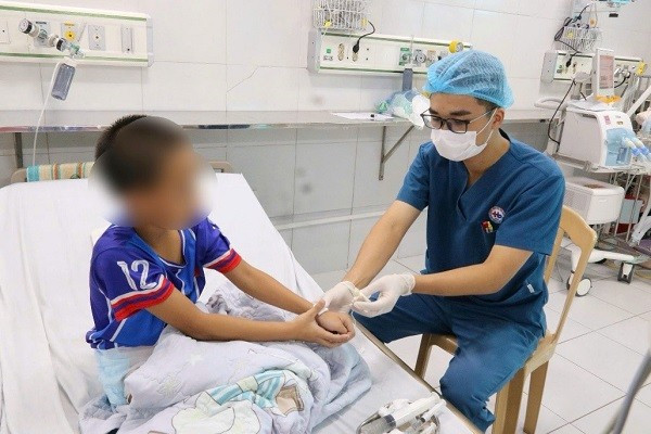 Bé N.Đ.H (9 tuổi, xã Thụy Anh, tỉnh Hưng Yên) vào cấp cứu do uống nhầm Methadon