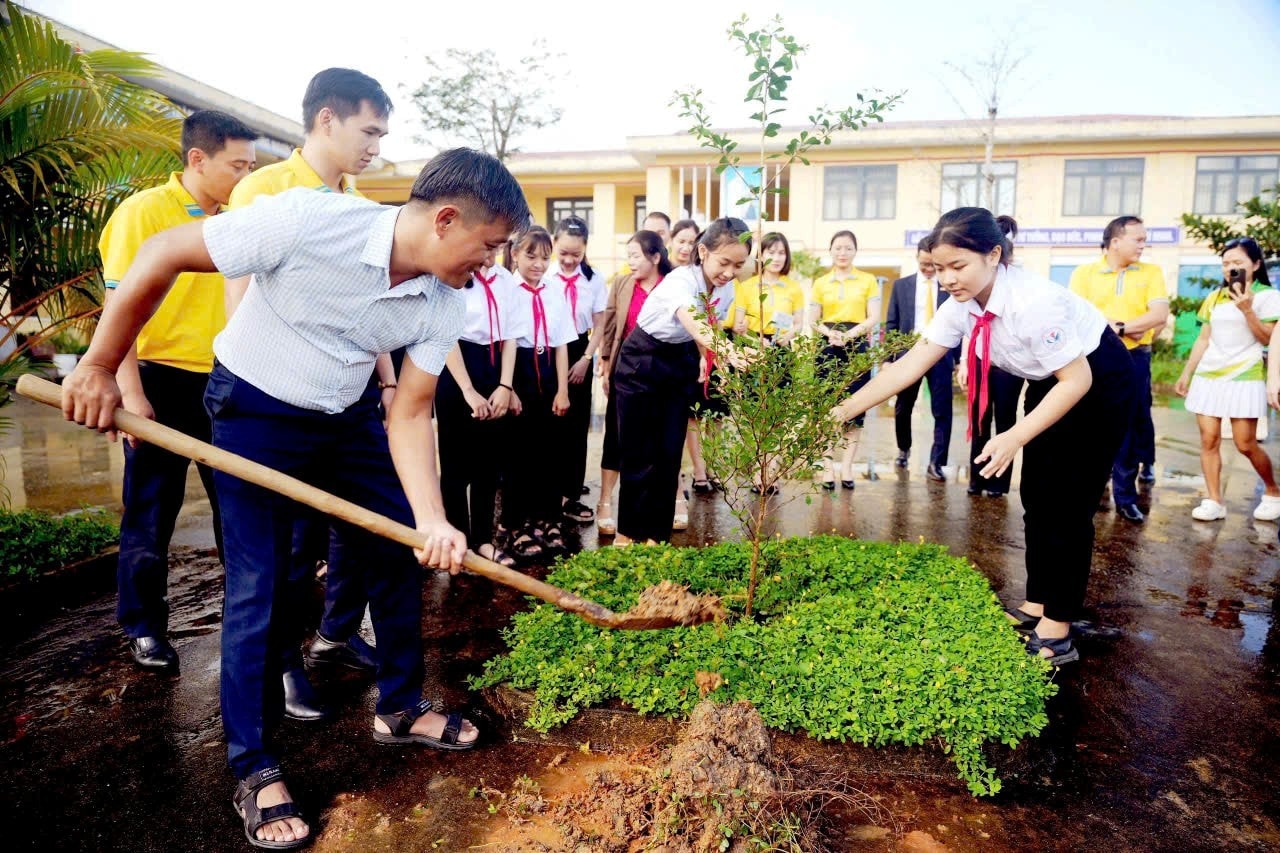 Thầy cô, học sinh và Nam A Bank chung tay trồng cây xanh trong khuôn viên trường THCS Lê Hồng Phong (Tiên Phước, Quảng Nam) - Nguồn: Báo Đại biểu nhân dân.