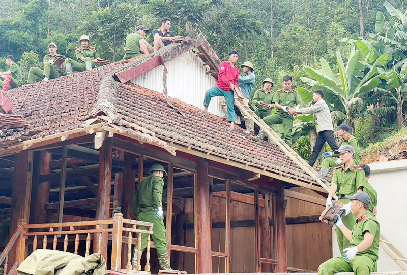 Cán bộ, chiến sĩ Công an tỉnh Điện Biên vào các bản làng giúp người dân sửa chữa nhà cửa, ổn định cuộc sống sau trận lũ quét, sạt lở đất xảy ra đầu tháng 8/2025.