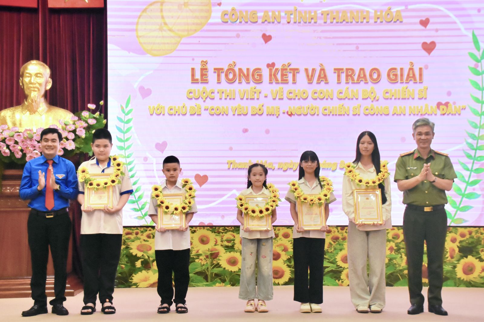 Ban Tổ chức trao giải Nhất, Nhì, Ba và Khuyến khích cho các cháu là con cán bộ, chiến sĩ đạt giải trong Cuộc thi Viết - Vẽ về chủ đề “Con yêu bố mẹ - người chiến sĩ CAND” Ban Tổ chức trao giải Nhất, Nhì, Ba và Khuyến khích cho các cháu là con cán bộ, chiến sĩ đạt giải trong Cuộc thi Viết - Vẽ về chủ đề “Con yêu bố mẹ - người chiến sĩ CAND”