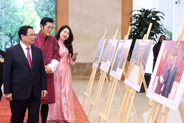 Thủ tướng Phạm Minh Chính và Quốc vương Bhutan tham quan trưng bày ảnh về quan hệ hai nước - Ảnh: VGP/Nhật Bắc