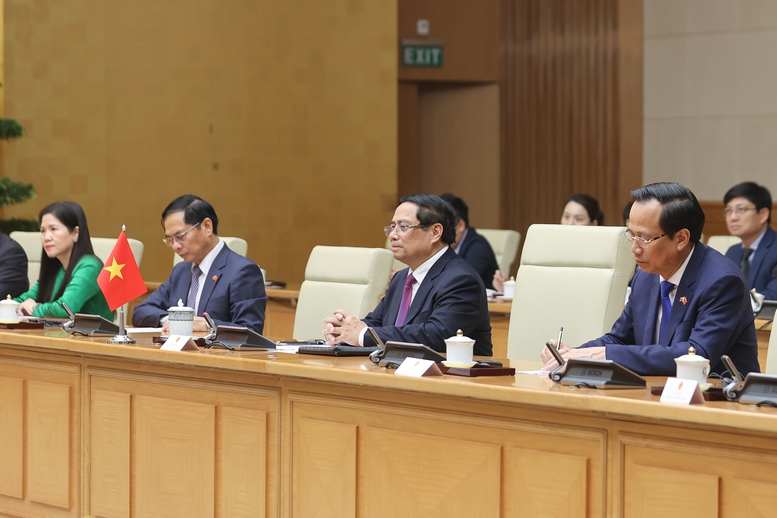 Thủ tướng nhấn mạnh Việt Nam mong muốn thúc đẩy quan hệ hợp tác với Bhutan, đề nghị hai bên thúc đẩy các chuyến thăm, tiếp xúc cấp cao và các cấp thường xuyên hơn - Ảnh: VGP/Nhật Bắc