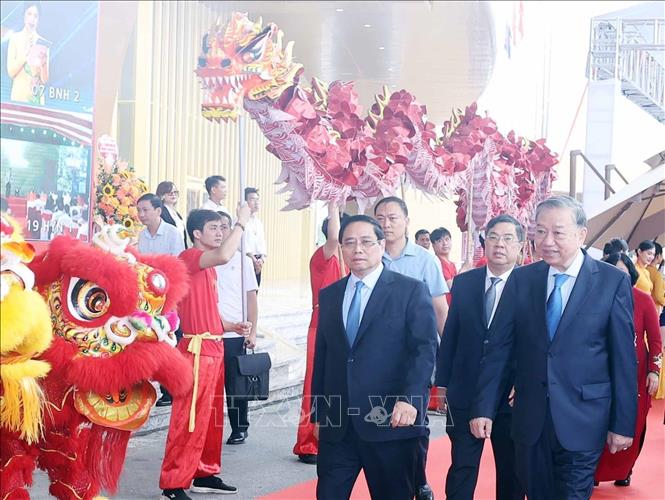 Tổng Bí thư Tô Lâm và Thủ tướng Phạm Minh Chính đến dự và chủ trì tại điểm cầu Trung tâm Triển lãm Việt Nam. Ảnh: Thống Nhất/TTXVN