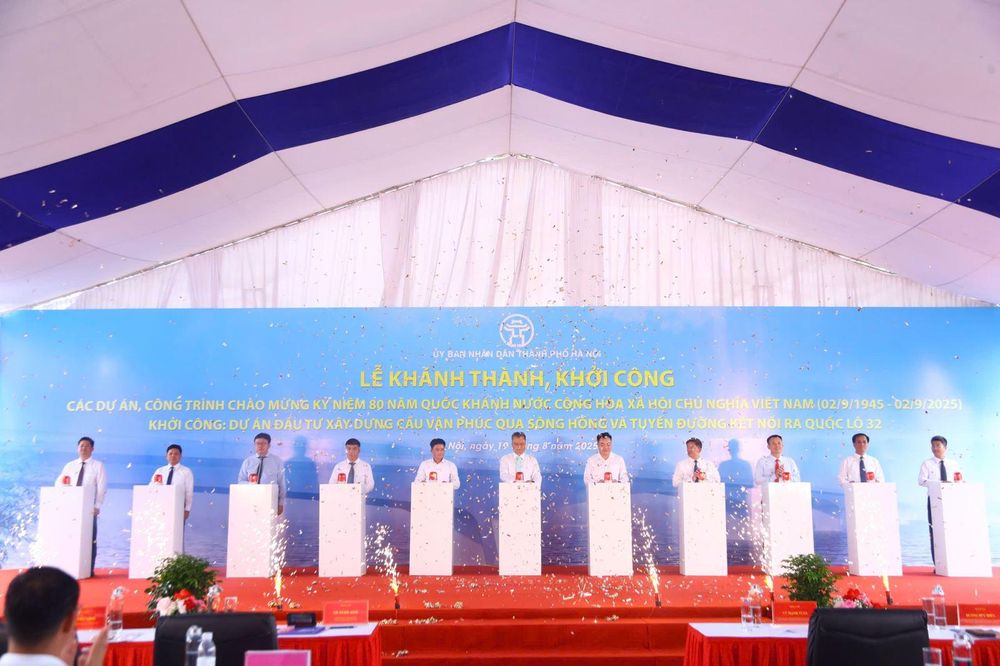 Các đại biểu nhấn nút khởi công dự án.