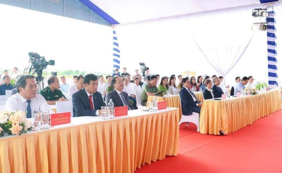 Các đại biểu tham gia lễ khởi công.