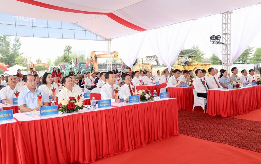 Đại biểu tham gia lễ khởi công.
