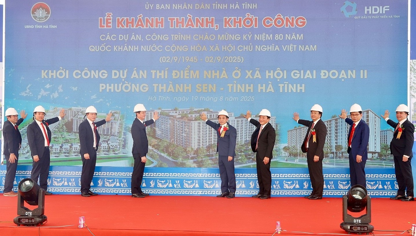 Các đại biểu thực hiện nghi thức khởi công dự án thí điểm nhà ở xã hội giai đoạn II.