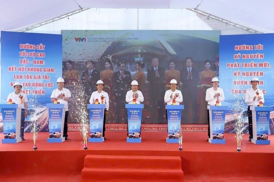 Các đại biểu bấm nút khởi công dự án. Các đại biểu bấm nút khởi công dự án.