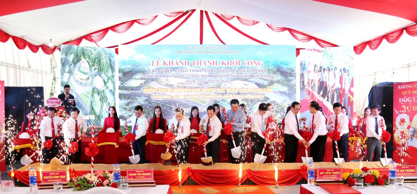 Các đại biểu thực hiện nghi lễ khởi công dự án Khu Liên hợp thể thao tỉnh Lạng Sơn