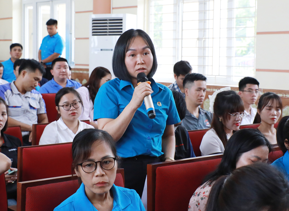 Chị Nguyễn Thị Lập nêu ý kiến tại hội nghị.