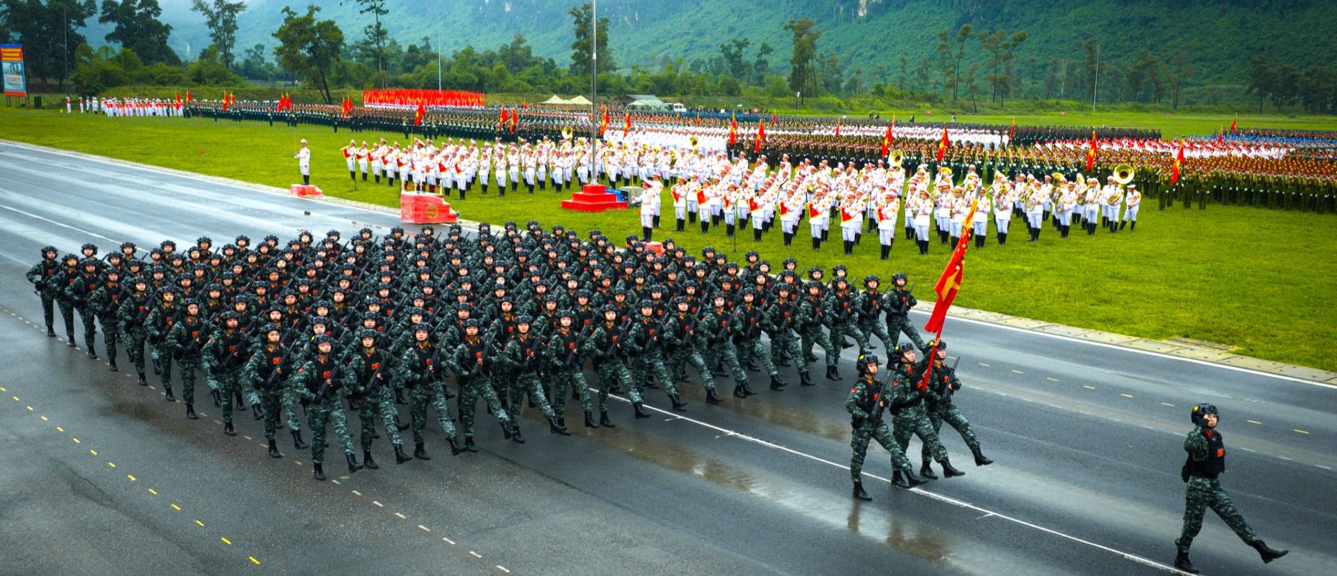 Tiếng bước chân mạnh mẽ vang lên trong các buổi tập luyện diễu binh, tái hiện khí thế hào hùng dân tộc trong ngày hội lớn của non sông nước Việt. Tiếng bước chân mạnh mẽ vang lên trong các buổi tập luyện diễu binh, tái hiện khí thế hào hùng dân tộc trong ngày hội lớn của non sông nước Việt.