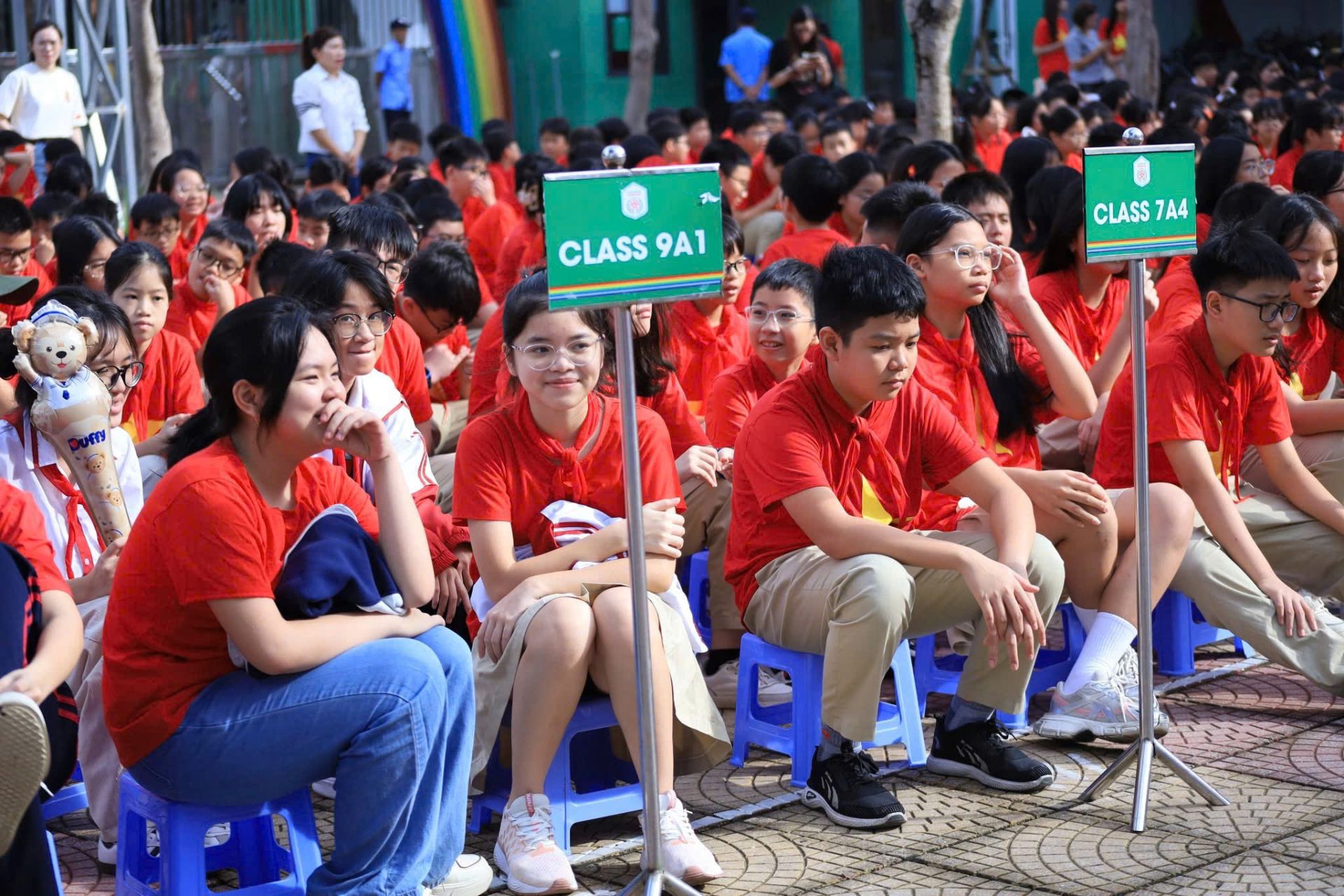 Tại nhiều cơ sở giáo dục từ mầm non đến đại học ở Hà Nội, hàng ngàn học sinh, sinh viên đã cùng diện áo cờ đỏ sao vàng khi đến lớp. (Ảnh Fangage trường Liên cấp Lomonoxop Tây Hà Nội) Tại nhiều cơ sở giáo dục từ mầm non đến đại học ở Hà Nội, hàng ngàn học sinh, sinh viên đã cùng diện áo cờ đỏ sao vàng khi đến lớp. (Ảnh Fangage trường Liên cấp Lomonoxop Tây Hà Nội)