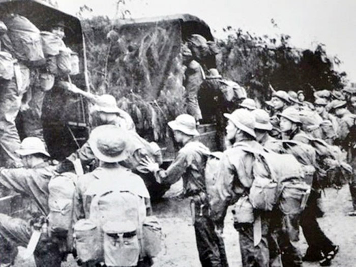 Lớp lớp cán bộ Công an Hà Nội hăng hái lên đường chi viện cho An ninh miền Nam trong kháng chiến chống Mỹ, cứu nước. Ảnh: TTXVN