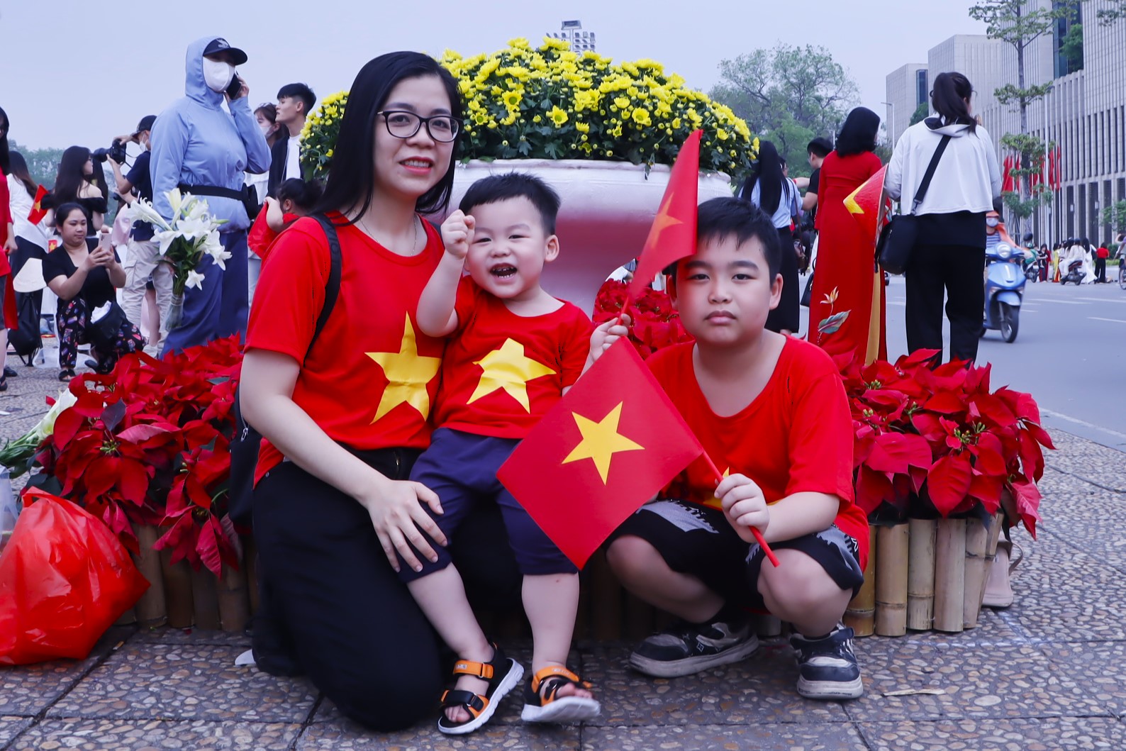 Du khách và người dân chụp ảnh lưu niệm tại Quảng trường Ba Đình trước sự kiện thiêng liêng của đất nước