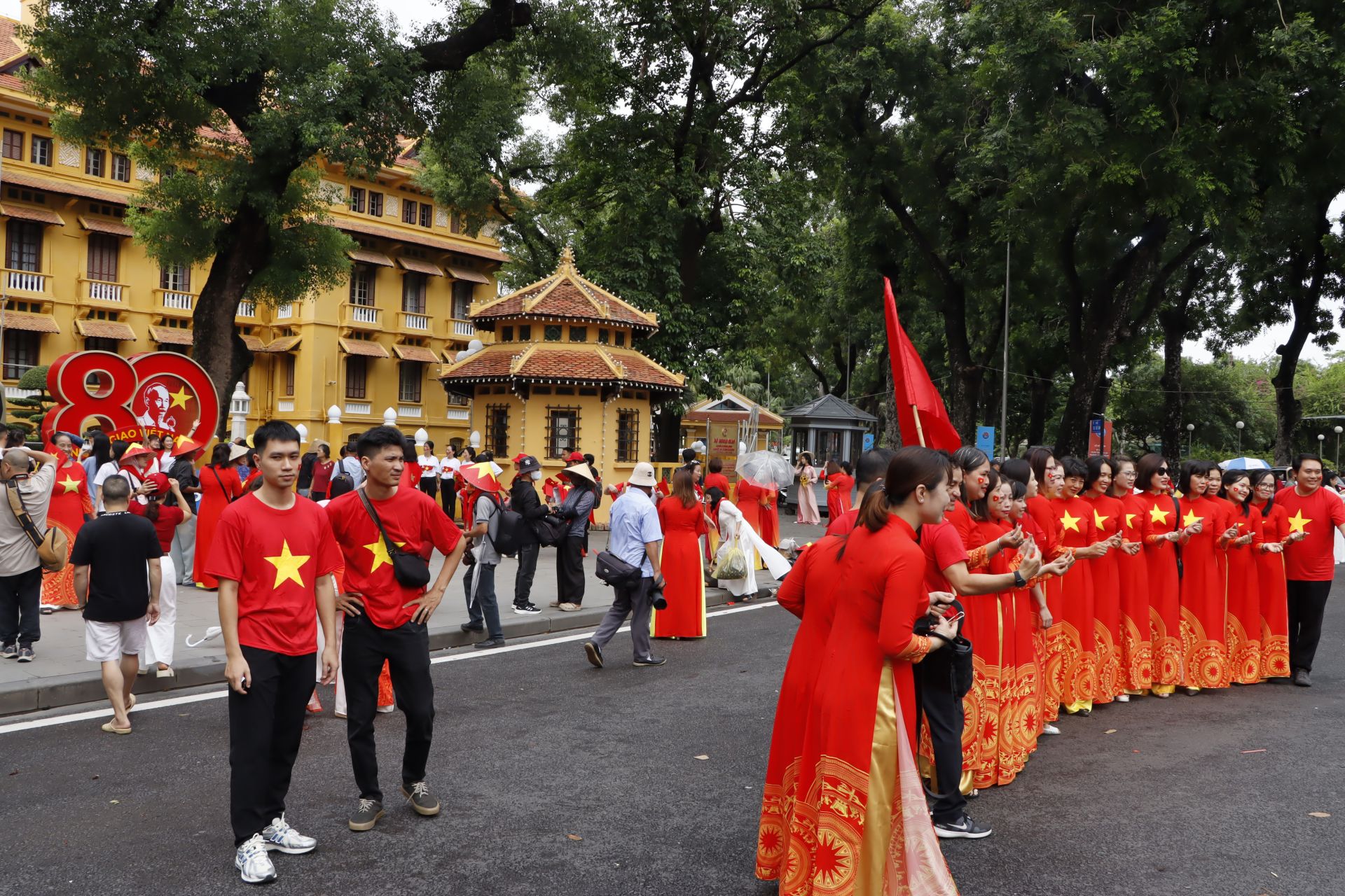 Không khí lễ hội đã lan tỏa khắp Thủ đô. Nhiều người dân và du khách trong, ngoài nước đổ về Quảng trường Ba Đình để tham quan, chụp ảnh lưu niệm và cảm nhận không khí trang nghiêm trước thềm Đại lễ 80 năm Cách mạng Tháng Tám và Quốc khánh 2/9