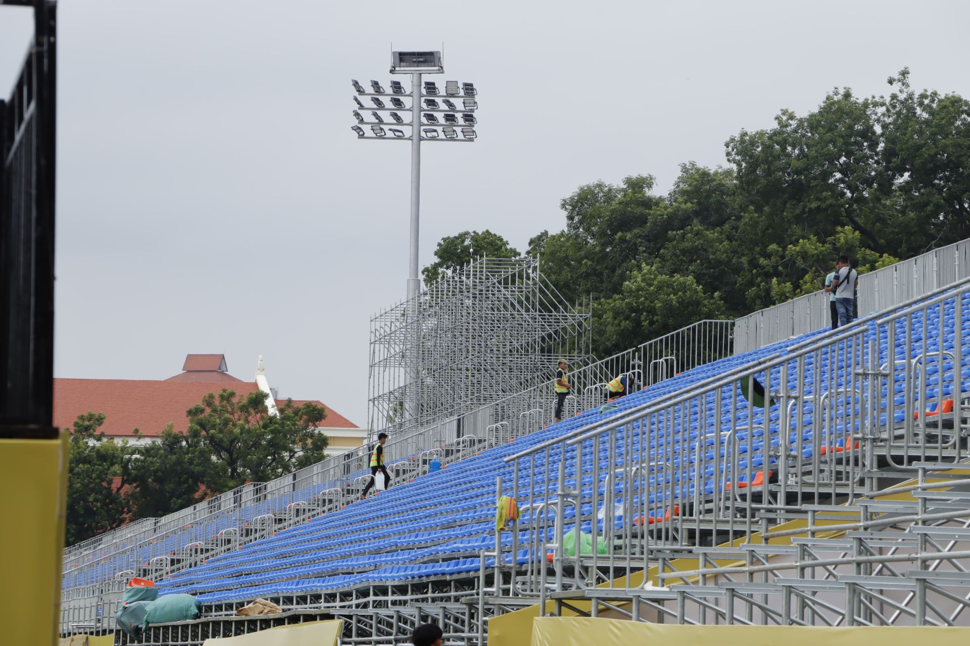 Cấu trúc khán đài sử dụng hệ giàn giáo thép hiện đại, bảo đảm an toàn, chịu lực tốt. Các đội thi công đang khẩn trương hoàn thiện từng chi tiết, trong khi vẫn tuân thủ nghiêm ngặt các quy trình kỹ thuật và an toàn lao động.