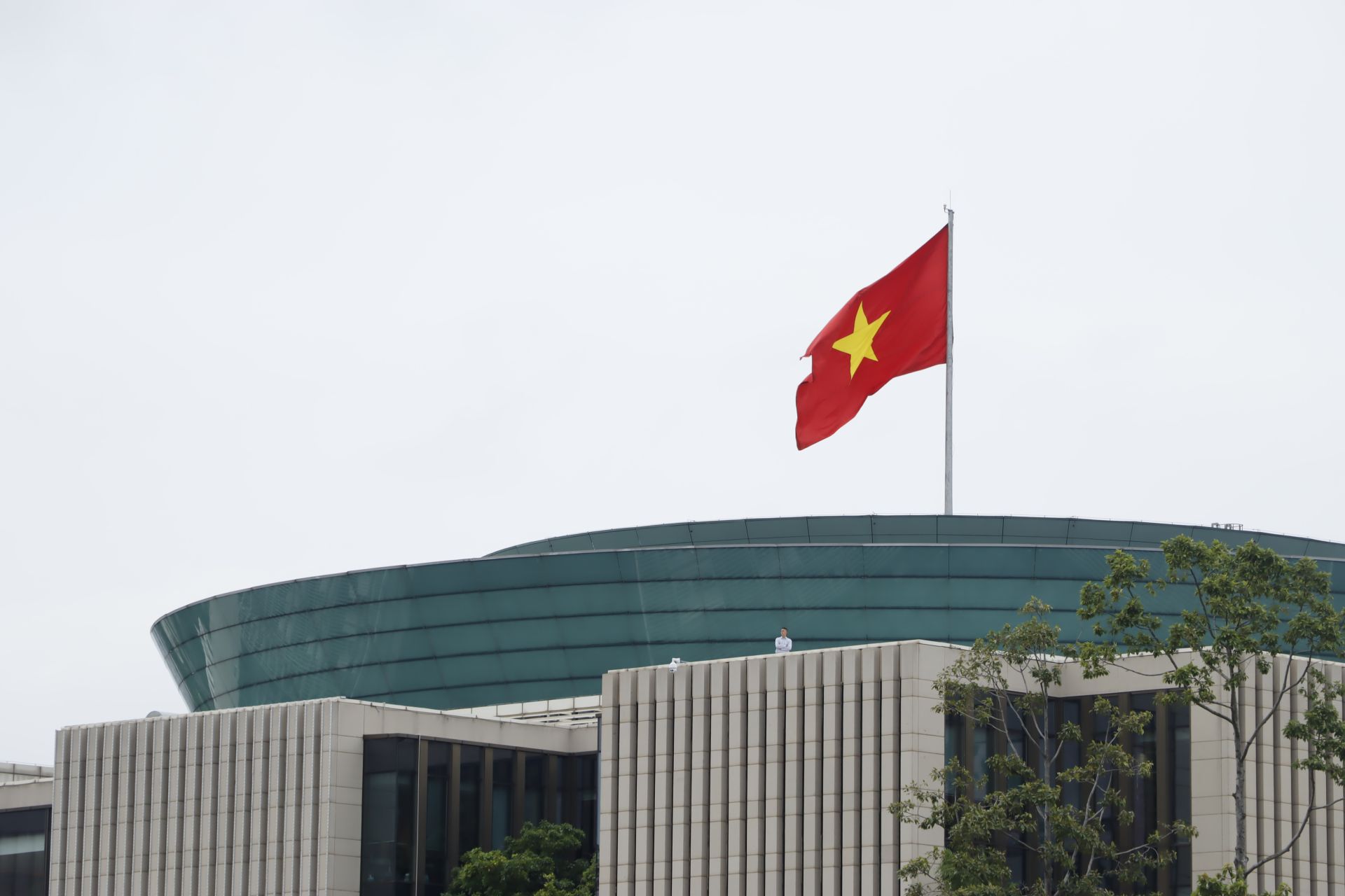 Lá cờ Tổ quốc rực rỡ giữa nền trời thu Hà Nội – biểu tượng thiêng liêng của độc lập, tự do, là niềm kiêu hãnh của mỗi người dân Việt Nam trong những ngày lễ lớn.