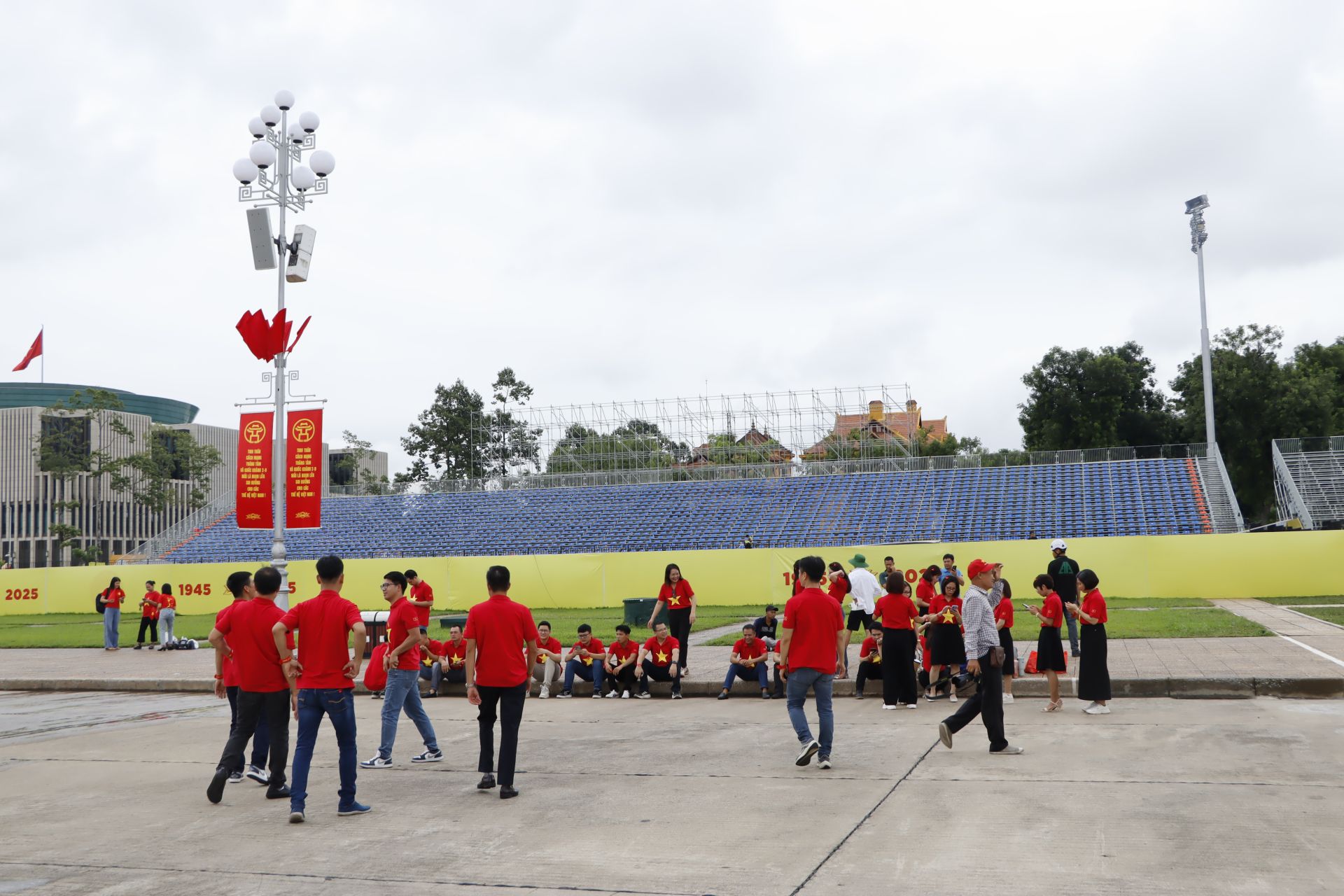 Giàn giáo thép chịu lực được dựng thành kết cấu 5 tầng vững chắc