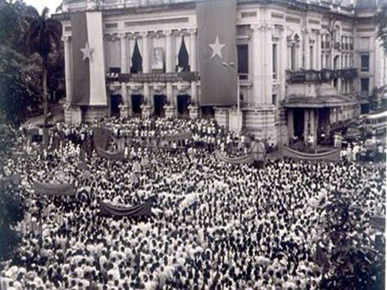 Mít tinh Tổng khởi nghĩa Tháng Tám năm 1945 tại Quảng trường Nhà hát Lớn Hà Nội (19/8/1945) - Ảnh tư liệu Mít tinh Tổng khởi nghĩa Tháng Tám năm 1945 tại Quảng trường Nhà hát Lớn Hà Nội (19/8/1945) - Ảnh tư liệu