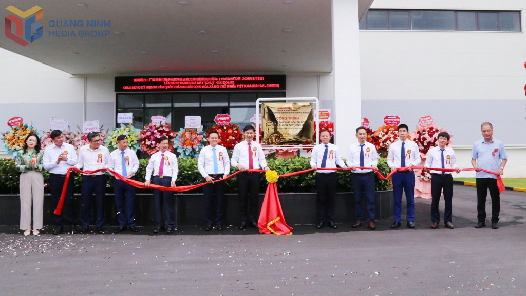 Các đại biểu thực hiện nghi thức gắn biển công trình kỷ niệm 80 năm Quốc khánh nước CHXHCN Việt Nam đối với công trình Nhà máy sản xuất loa, tai nghe và thiết bị điện tử thông minh.