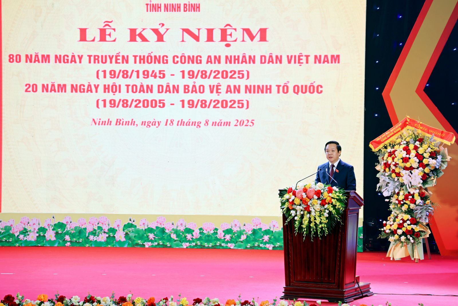 Đồng chí Phạm Quang Ngọc - Phó Bí thư Tỉnh ủy, Chủ tịch UBND tỉnh trình bày Diễn văn kỷ niệm