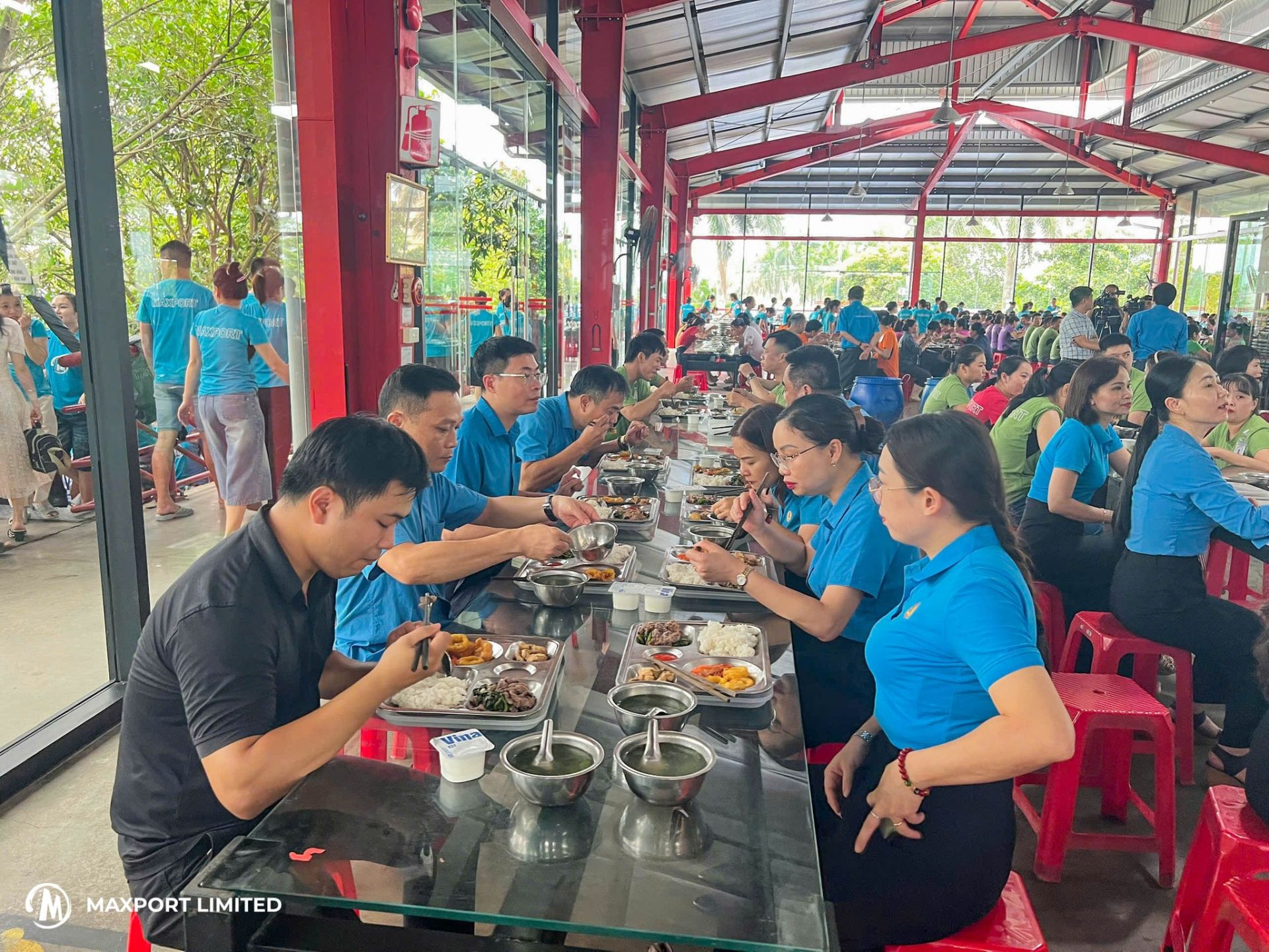 “Bữa cơm Công đoàn” còn mang lại cảm giác ấm áp, gần gũi, giúp công nhân cảm nhận rõ hơn sự quan tâm từ tổ chức Công đoàn và doanh nghiệp. “Bữa cơm Công đoàn” còn mang lại cảm giác ấm áp, gần gũi, giúp công nhân cảm nhận rõ hơn sự quan tâm từ tổ chức Công đoàn và doanh nghiệp.