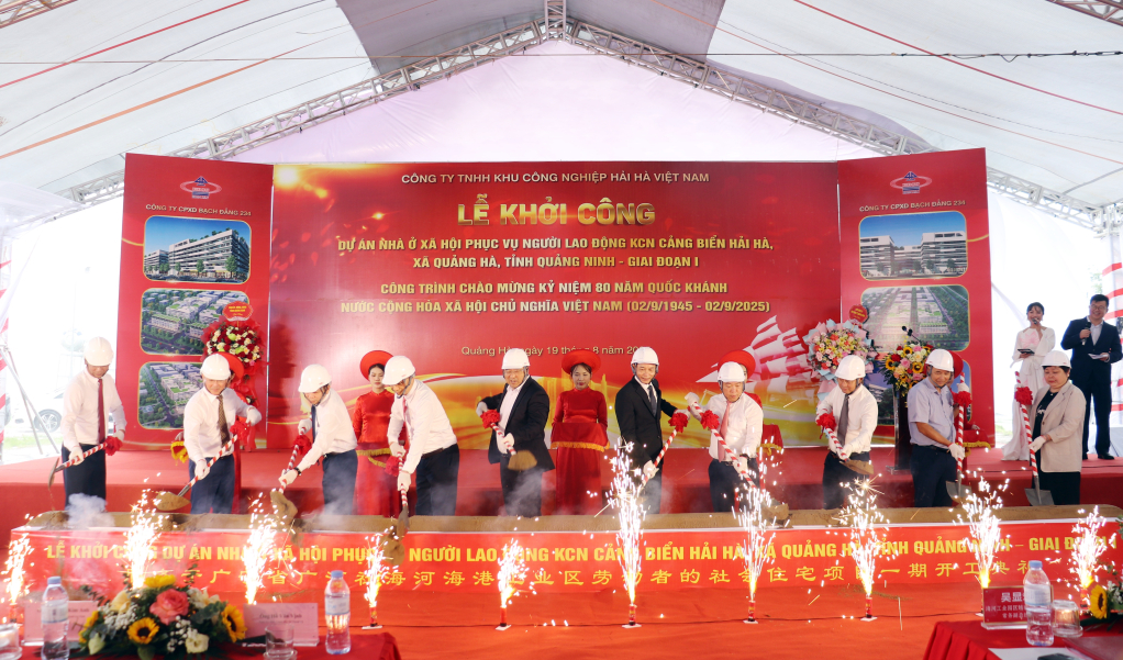 Các đại biểu thực hiện nghi thức động thổ.