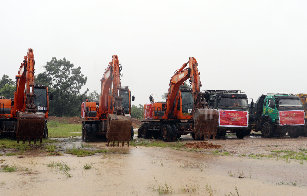 Các phương tiện, máy móc tiến hành khởi công dự án.