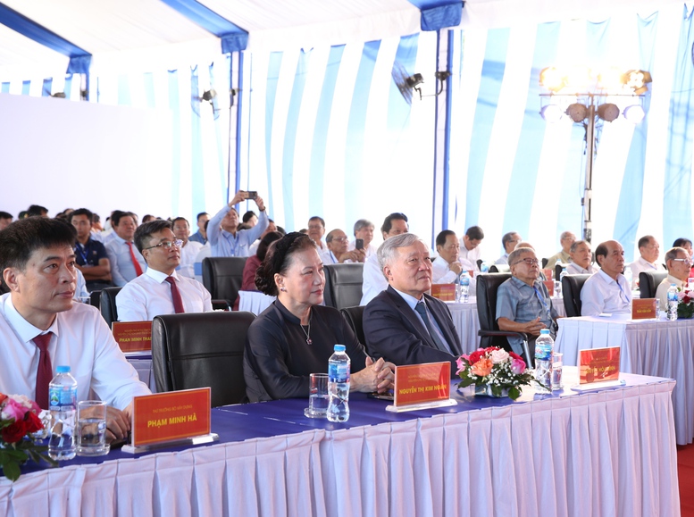 Nguyên Chủ tịch Quốc hội Nguyễn Thị Kim Ngân, Phó Thủ tướng Thường trực Chính phủ Nguyễn Hòa Bình cùng các đại biểu dự lễ khánh thành dự án cầu Rạch Miễu 2 - Ảnh: VGP/Nguyễn Hoàng