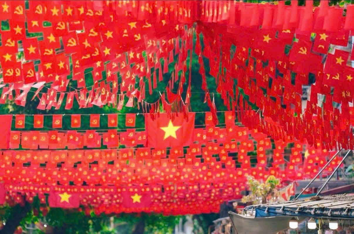 Hàng nghìn lá cờ mini kết thành mái vòm đỏ thắm, tựa như tấm thảm sống động dệt bằng tình yêu Tổ quốc. Hàng nghìn lá cờ mini kết thành mái vòm đỏ thắm, tựa như tấm thảm sống động dệt bằng tình yêu Tổ quốc.