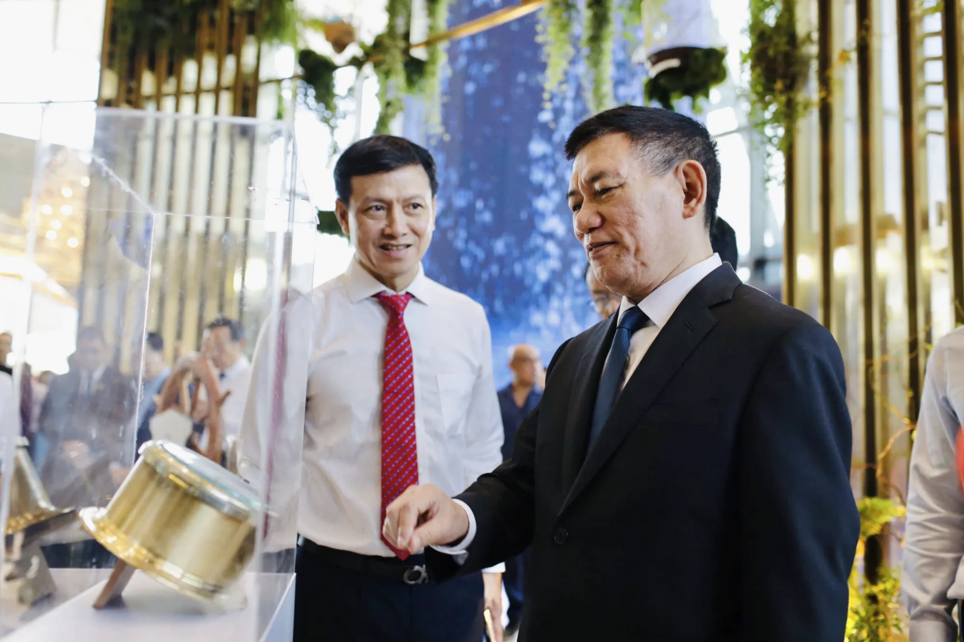 Phó Thủ tướng Chính phủ Hồ Đức Phớc (bên phải ảnh) cho rằng Saigon Marina IFC là bước khởi đầu trong lộ trình xây dựng Trung tâm Tài chính Quốc tế TP.HCM, góp phần đưa đất nước vươn lên mạnh mẽ, hội nhập sâu rộng cùng bạn bè quốc tế. (Ảnh: BTC)