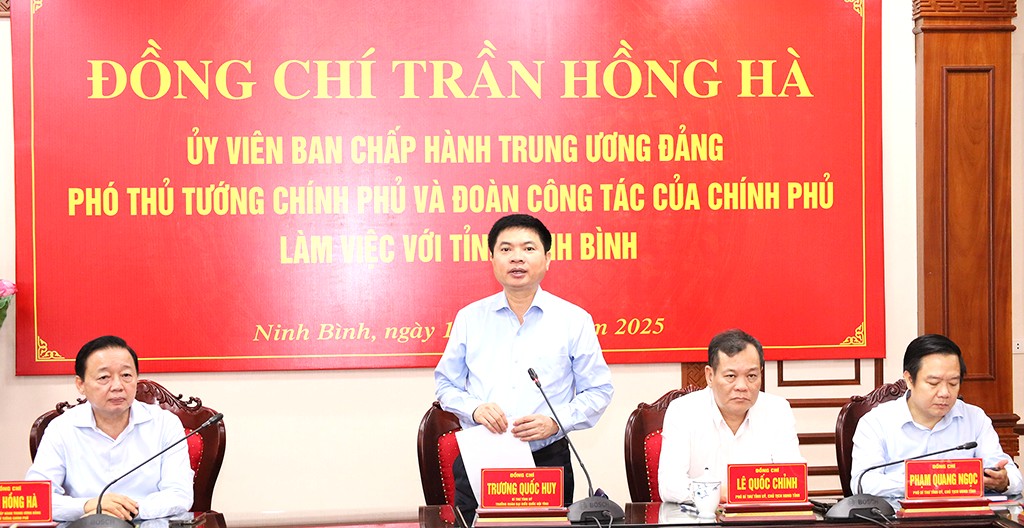 Trương Quốc Huy, Bí thư Tỉnh ủy, Trưởng Đoàn đại biểu Quốc hội tỉnh phát biểu tại buổi làm việc.
