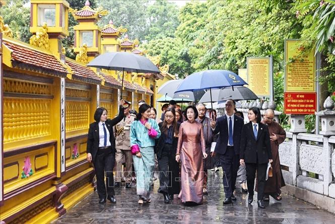 Phu nhân Chủ tịch nước Lương Cường cùng Hoàng hậu Bhutan Jetsun Pema Wangchuck thăm chùa Trấn Quốc. Ảnh: Minh Đức/TTXVN