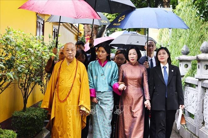 Phu nhân Chủ tịch nước Lương Cường cùng Hoàng hậu Bhutan Jetsun Pema Wangchuck thăm chùa Trấn Quốc. Ảnh: Minh Đức/TTXVN