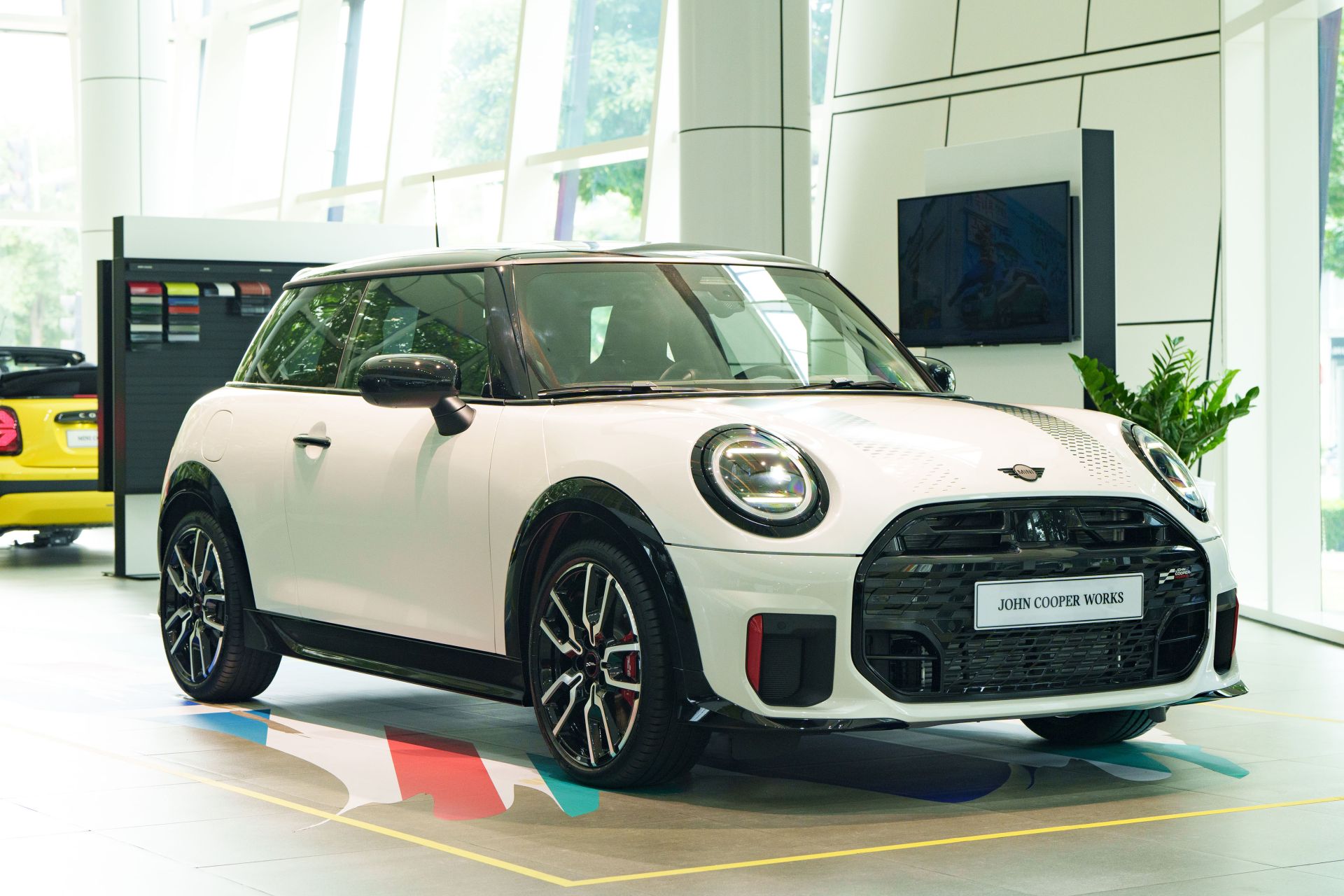 MINI JCW 3-Cửa là đại diện tiêu biểu cho dòng xe hiệu năng cao MINI