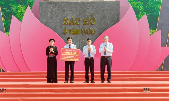 Tổng Bí thư Tô Lâm trao tượng trưng kinh phí xây dựng trường phổ thông nội trú liên cấp Tiểu học & Trung học cơ sở xã Thanh Thủy. Đây là dự án trọng điểm được lựa chọn tổ chức điểm cầu trực tuyến tại Lễ khởi công, khởi động ngày 19/8/2025 (Ảnh: Bộ GD&ĐT).