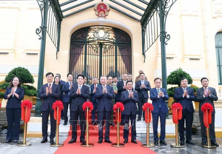 Tổng Bí thư Tô Lâm và Chủ tịch nước Lương Cường, cùng các đại biểu thực hiện nghi thức cắt băng khánh thành và nhận bàn giao công trình Tòa nhà Bắc Bộ Phủ - Ảnh: TTXVN