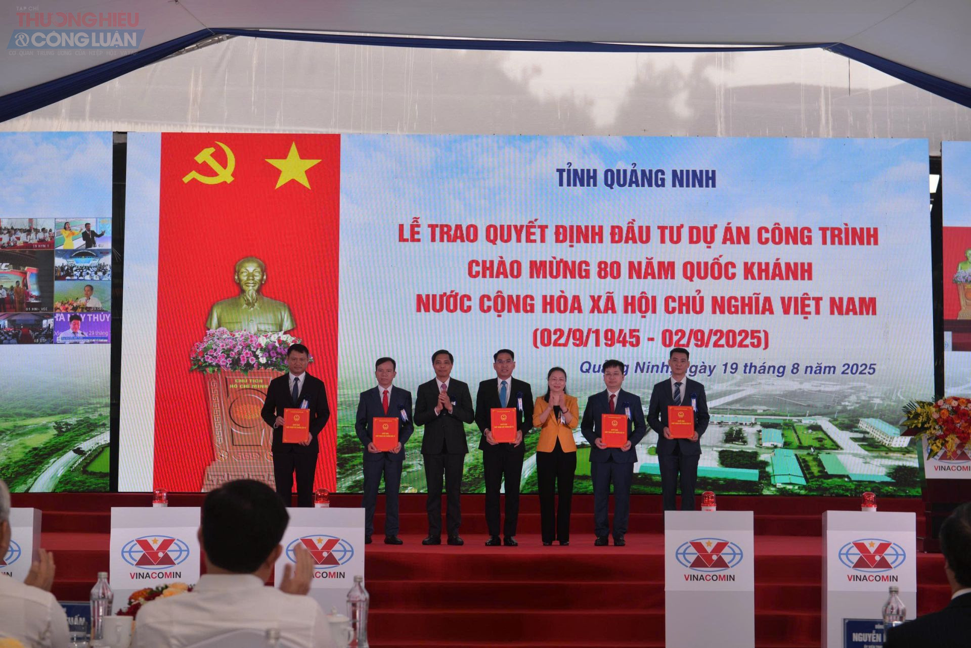 Ủy ban nhân dân tỉnh Quảng Ninh trao Quyết định đầu tư các dự án cho các đơn vị.