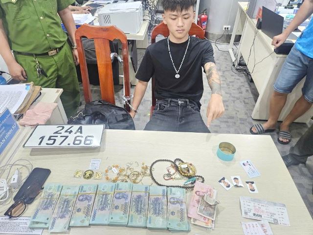 Công an thu giữ toàn bộ tang vật ăn trộm sau khi hai nghi phạm ra sân bay quốc tế Đà Nẵng định bỏ trốn. Ảnh: CA