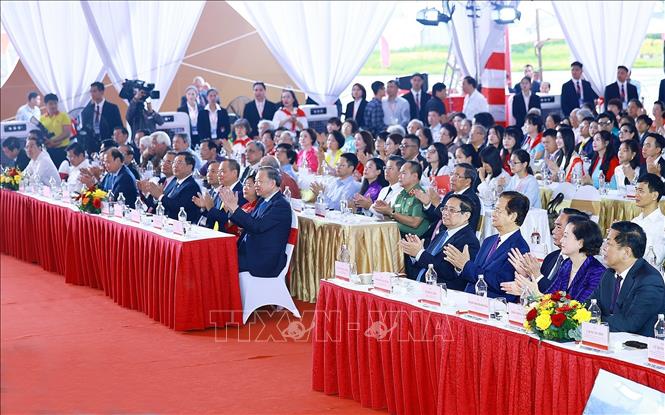 Tổng Bí thư Tô Lâm và Thủ tướng Phạm Minh Chính dự và chủ trì tại điểm cầu Trung tâm Triển lãm Việt Nam. Ảnh: Dương GiangTTXVN