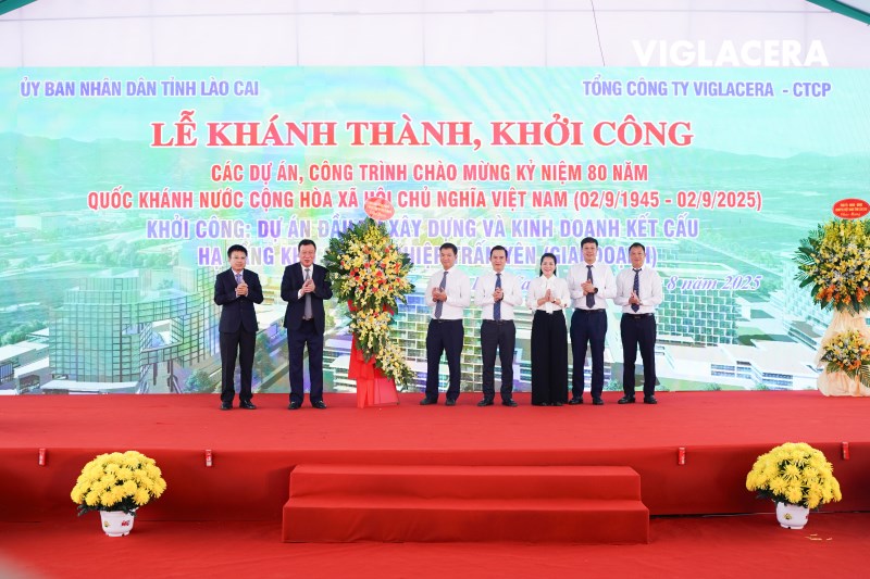 Ông Đoàn Hồng Phong - Ủy viên Ban Chấp hành Trung ương Đảng, Tổng Thanh tra Chính phủ và Ông Hồ Sỹ Hùng - Thứ trưởng Bộ Tài chính tặng hoa chúc mừng Tổng Công ty Viglacera