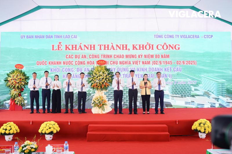Ban lãnh đạo Tổng công ty Viglacera nhận lẵng hoa chúc mừng từ lãnh đạo tỉnh Lào Cai trong ngày bắt đầu sự kiện trọng đại