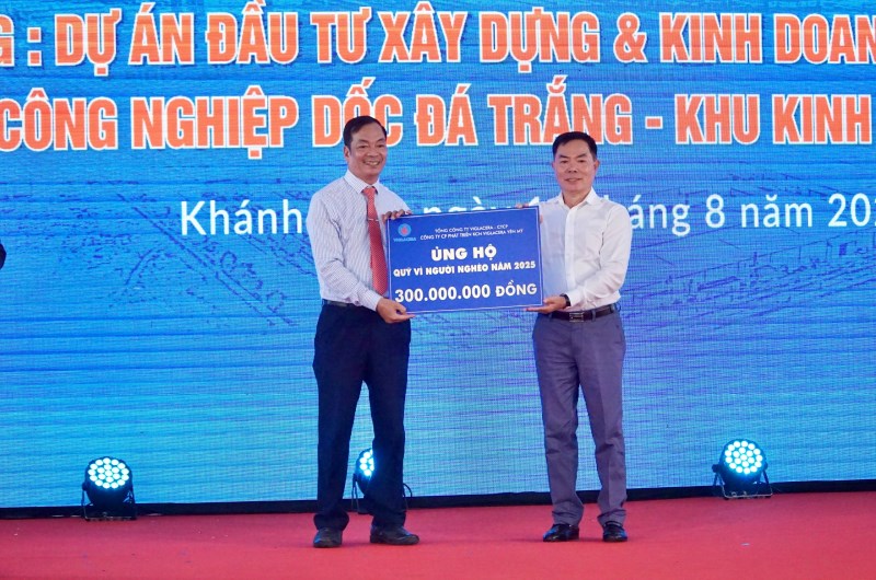 Cũng tại sự kiện, Ông Nguyễn Thế Phong, Chủ tịch HĐQT Công ty CP Phát triển KCN Viglacera Yên Mỹ trao món quà 300 triệu đồng tiền mặt tới Quỹ Vì người nghèo Tỉnh Khánh Hòa