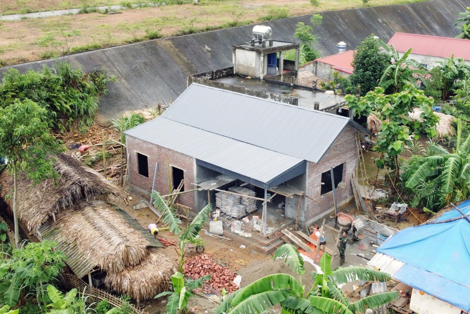 Ngôi nhà mới đang được gấp rút hoàn thành từ chương trình 'xóa nhà tạm, nhà dột nát' của gia đình chị Đinh Thị Xuyên, dân tộc Mường, xã Lai Đồng, tỉnh Phú Thọ. (Ảnh: Tạ Toàn/TTXVN)