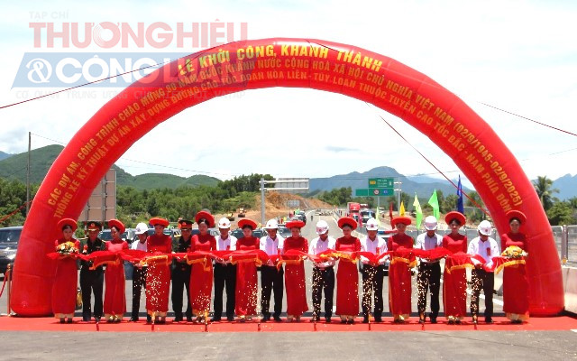 Lễ thông xe kỹ thuật Dự án cao tốc đoạn Hòa Liên - Túy Loan. Lễ thông xe kỹ thuật Dự án cao tốc đoạn Hòa Liên - Túy Loan.