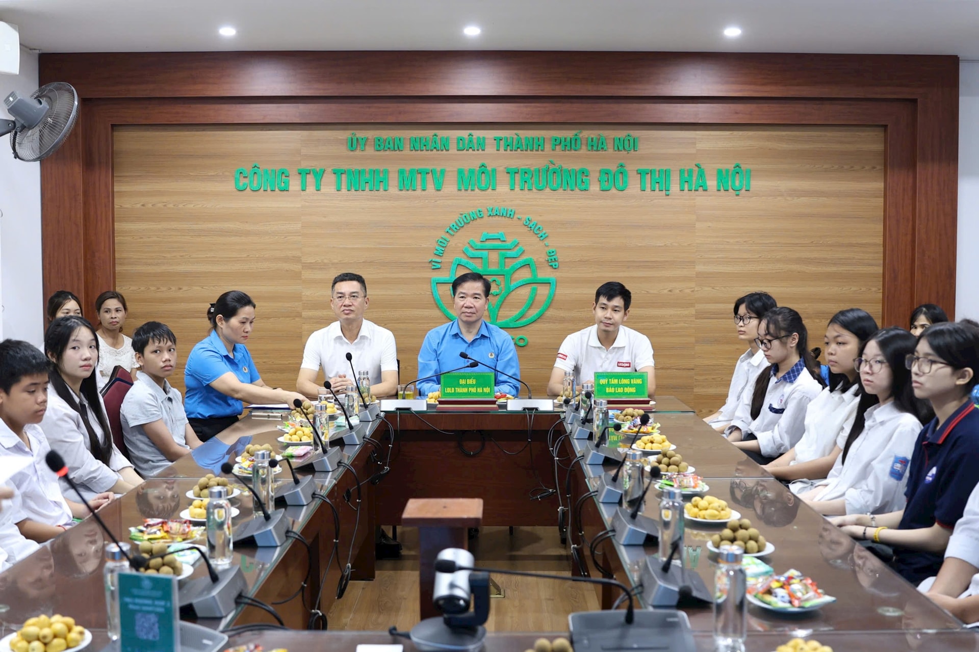 Hà Nội: Trao học bổng cho con công nhân lao động có hoàn cảnh khó khăn