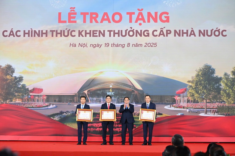 Sự biểu dương, khen thưởng xứng đáng từ Đảng và Nhà nước là niềm vinh dự, là động lực lớn để lãnh đạo, cán bộ, người lao động trong EVN, EVNNPT tiếp tục nỗ lực thực hiện các nhiệm vụ chính trị được giao.