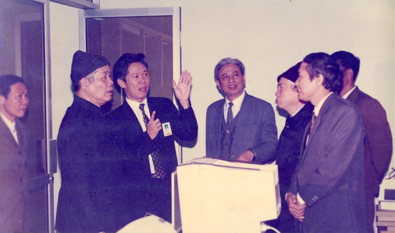 Tổng Bí thư Đỗ Mười đến thăm dây chuyền sản xuất cáp thông tin của ngành Bưu điện, năm 1994 - Ảnh tư liệu Tổng Bí thư Đỗ Mười đến thăm dây chuyền sản xuất cáp thông tin của ngành Bưu điện, năm 1994 - Ảnh tư liệu