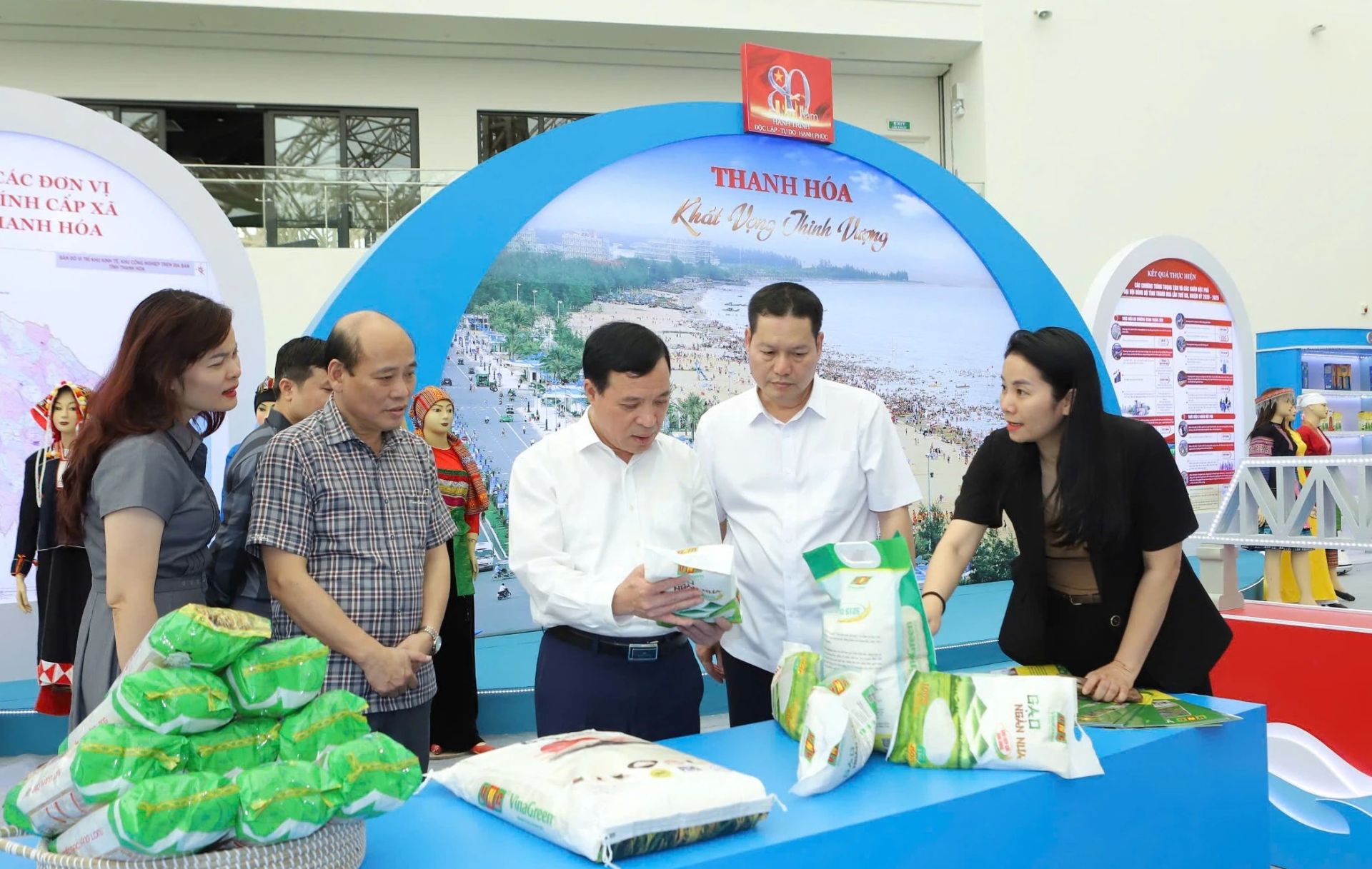 Phó Bí thư Thường trực Tỉnh ủy Lại Thế Nguyên kiểm tra công tác trưng bày của tỉnh Thanh Hóa tại triển lãm. Phó Bí thư Thường trực Tỉnh ủy Lại Thế Nguyên kiểm tra công tác trưng bày của tỉnh Thanh Hóa tại triển lãm.