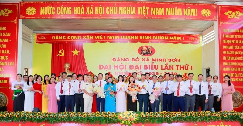 Phó Chủ nhiệm Thường trực Ủy ban kiểm tra Tỉnh ủy Đỗ Thị Toán cùng các đại biểu tặng hoa chúc mừng Ban Chấp hành Đảng ủy xã Minh Sơn, nhiệm kỳ 2025-2030 Phó Chủ nhiệm Thường trực Ủy ban kiểm tra Tỉnh ủy Đỗ Thị Toán cùng các đại biểu tặng hoa chúc mừng Ban Chấp hành Đảng ủy xã Minh Sơn, nhiệm kỳ 2025-2030